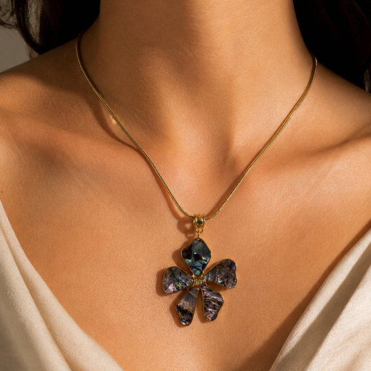 Colar Feminino Flor Abalone Dourada em Aço Inoxidável – Elegante e Delicado