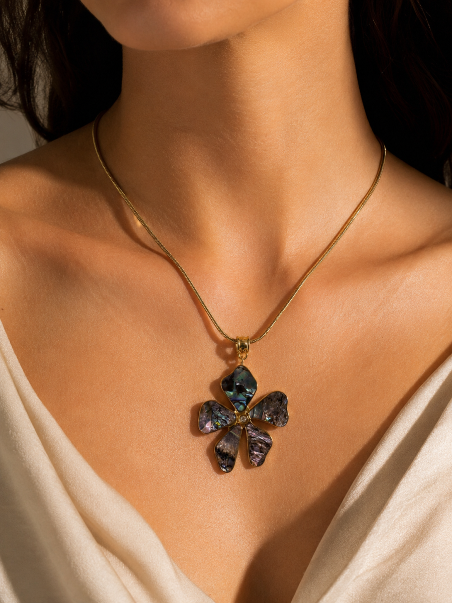 Eternos Acessórios - Colar Feminino Flor Abalone Dourada em Aço Inoxidável – Elegante e Delicado