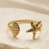 Eternos Acessórios - Bracelete Feminino Ajustável Concha e Estrela Dourado em Aço Inox 316L Eternos Acessórios - Bracelete Feminino Ajustável Concha e Estrela Dourado em Aço Inox 316L